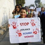 Una ragazza nepalese regge un cartello nel corso della manifestazione a favore delle donne