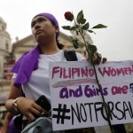 Una signora filippina immortalata durante il corteo