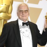 James Ivory mostra il premio conquistato per la miglior sceneggiatura non originale grazie al film "Chiamami col tuo nome" di Luca Guadagnino James Ivory mostra il premio conquistato per la miglior sceneggiatura non originale grazie al film "Chiamami col tuo nome" di Luca Guadagnino