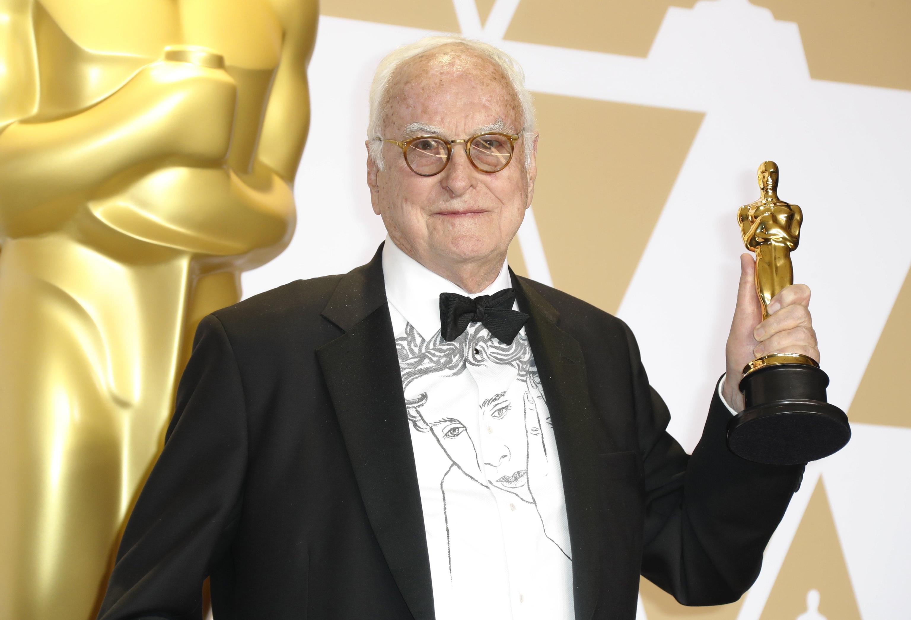 James Ivory mostra il premio conquistato per la miglior sceneggiatura non originale grazie al film "Chiamami col tuo nome" di Luca Guadagnino James Ivory mostra il premio conquistato per la miglior sceneggiatura non originale grazie al film "Chiamami col tuo nome" di Luca Guadagnino