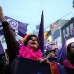Le strade di Istanbul sono state prese d’assalto da migliaia di manifestanti. Il tema del ruolo femminile all’interno della società è ancor più importante in un paese come la Turchia, dove nelle zone rurali la donna è ancora assoggettata al marito, al padre o al fratello