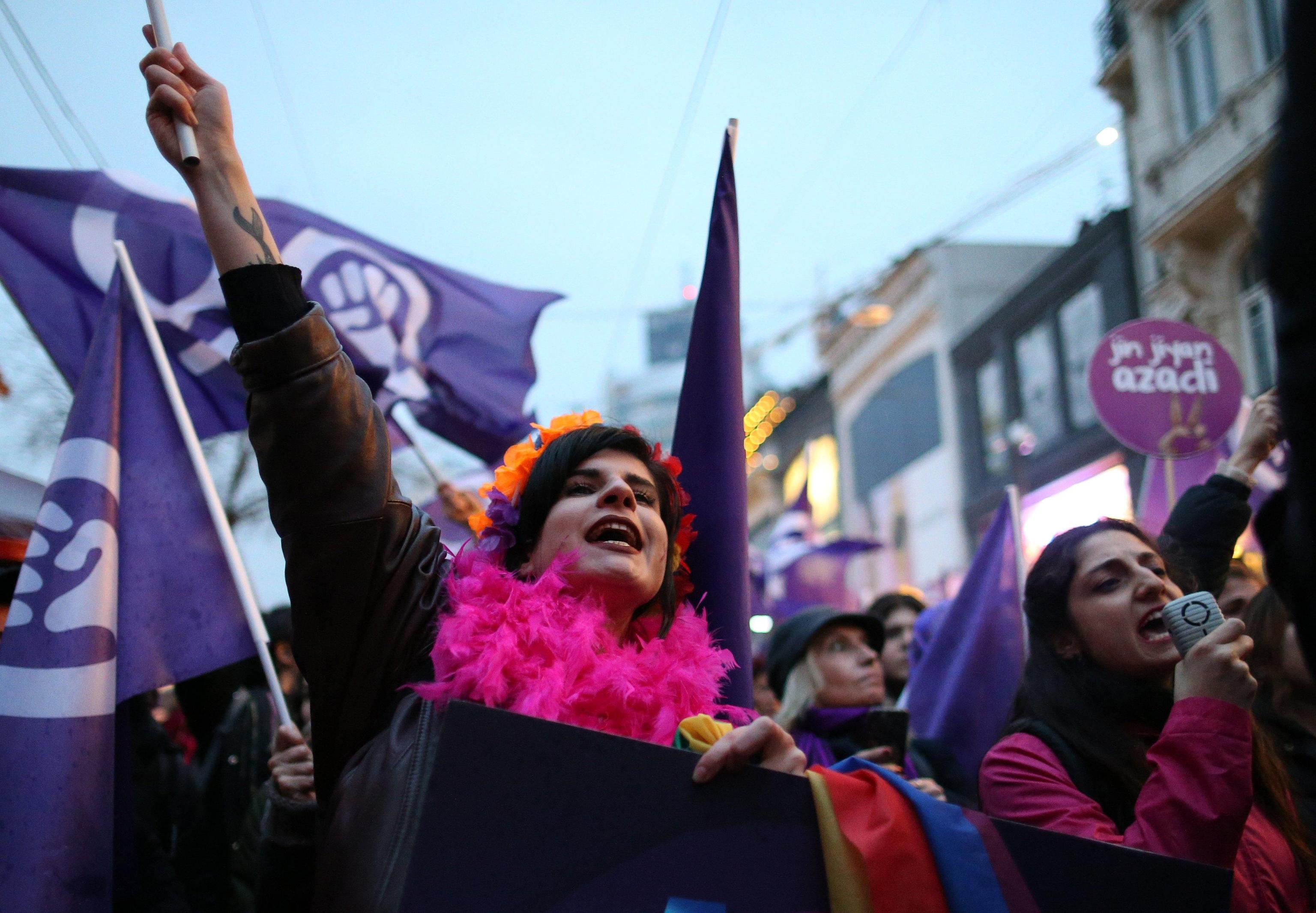 Le strade di Istanbul sono state prese d’assalto da migliaia di manifestanti. Il tema del ruolo femminile all’interno della società è ancor più importante in un paese come la Turchia, dove nelle zone rurali la donna è ancora assoggettata al marito, al padre o al fratello