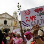 “Fine della cultura dello stupro”, si legge su un manifesto a Manila, nelle Filippine