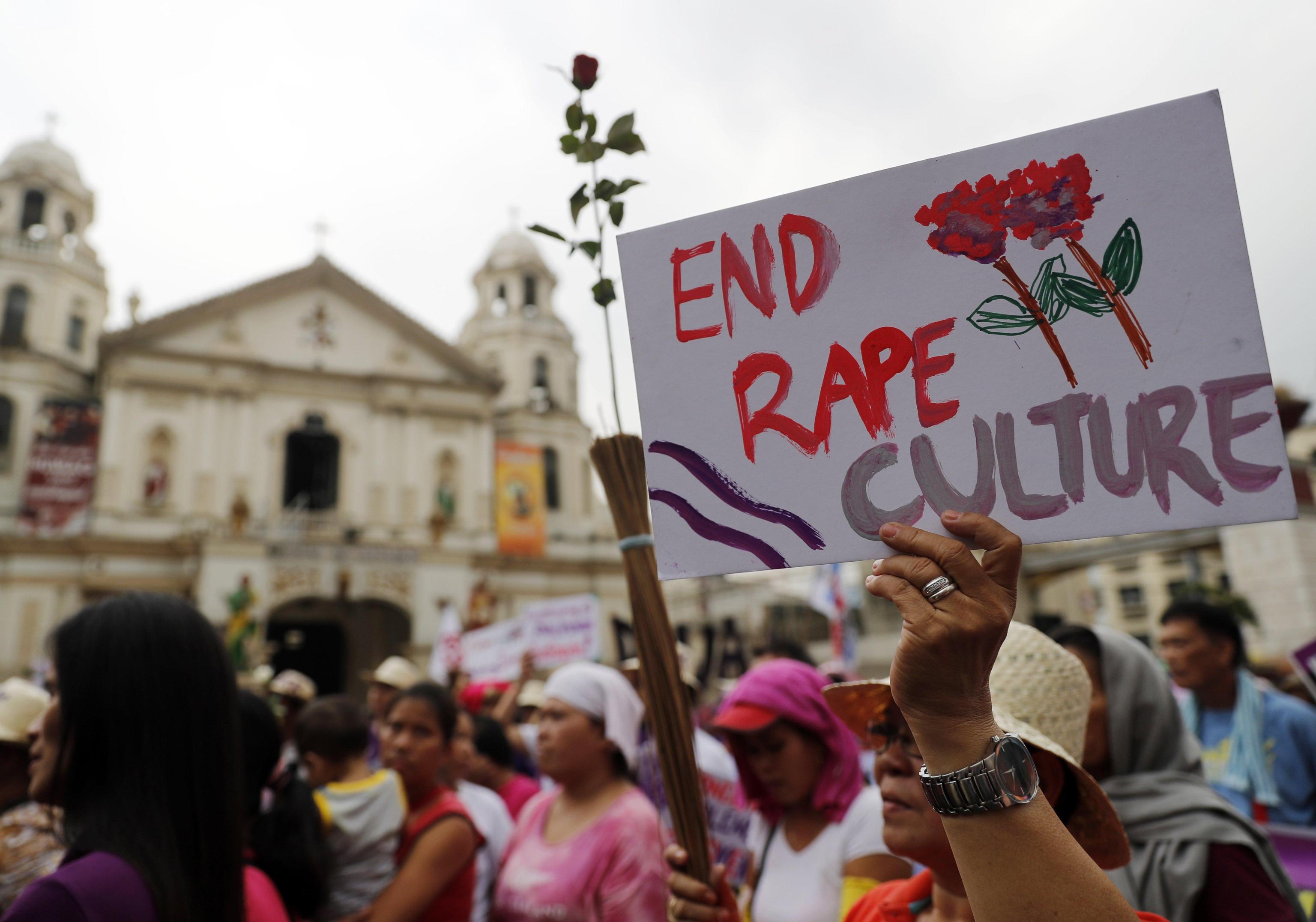 “Fine della cultura dello stupro”, si legge su un manifesto a Manila, nelle Filippine