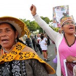 I sombreros tipici peruviani indossati dalle donne nella manifestazione di Lima