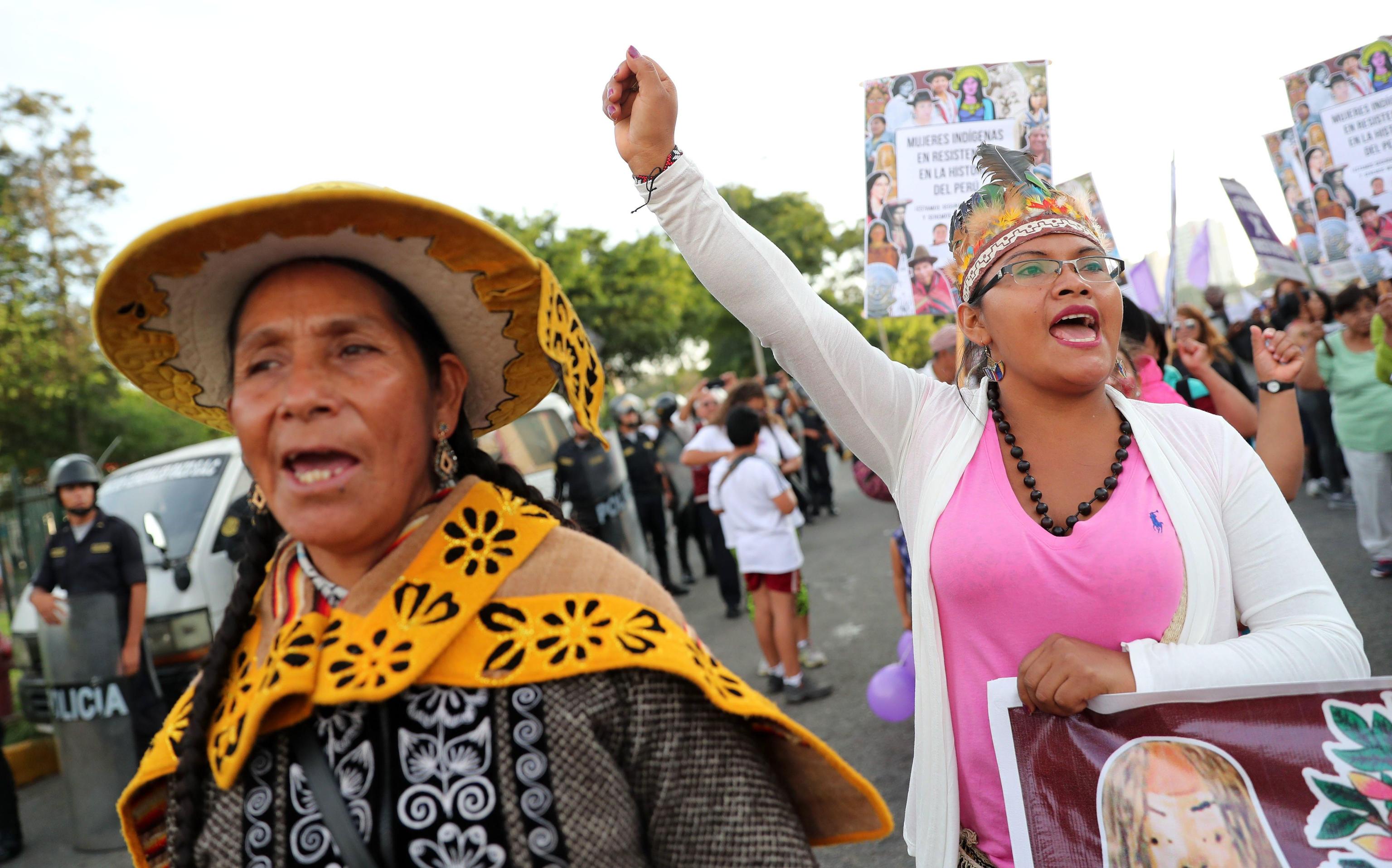 I sombreros tipici peruviani indossati dalle donne nella manifestazione di Lima