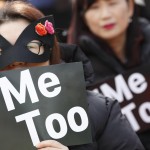 Una donna mostra il suo sostegno al movimento “Me Too” a Seul, in Corea del Sud