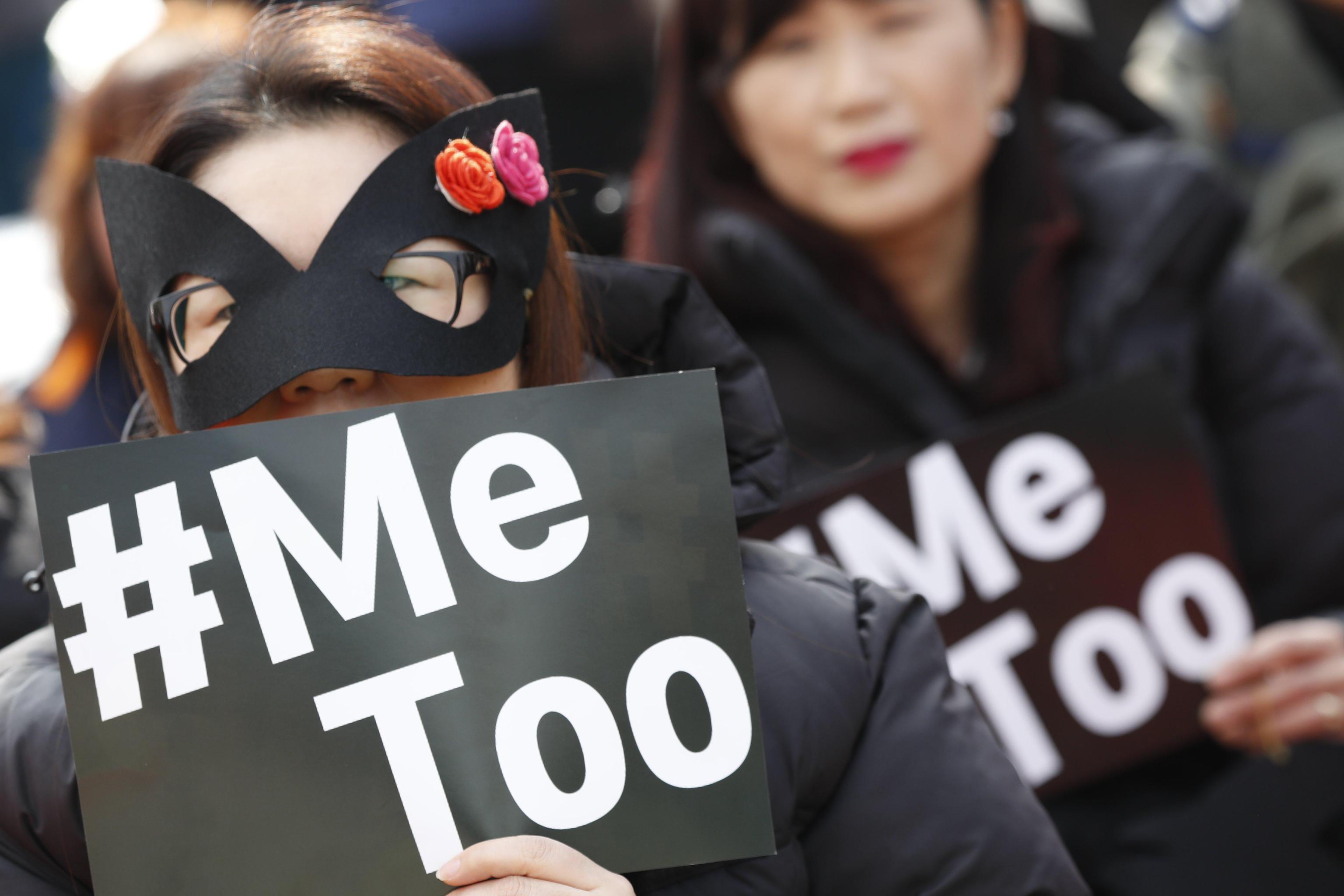Una donna mostra il suo sostegno al movimento “Me Too” a Seul, in Corea del Sud