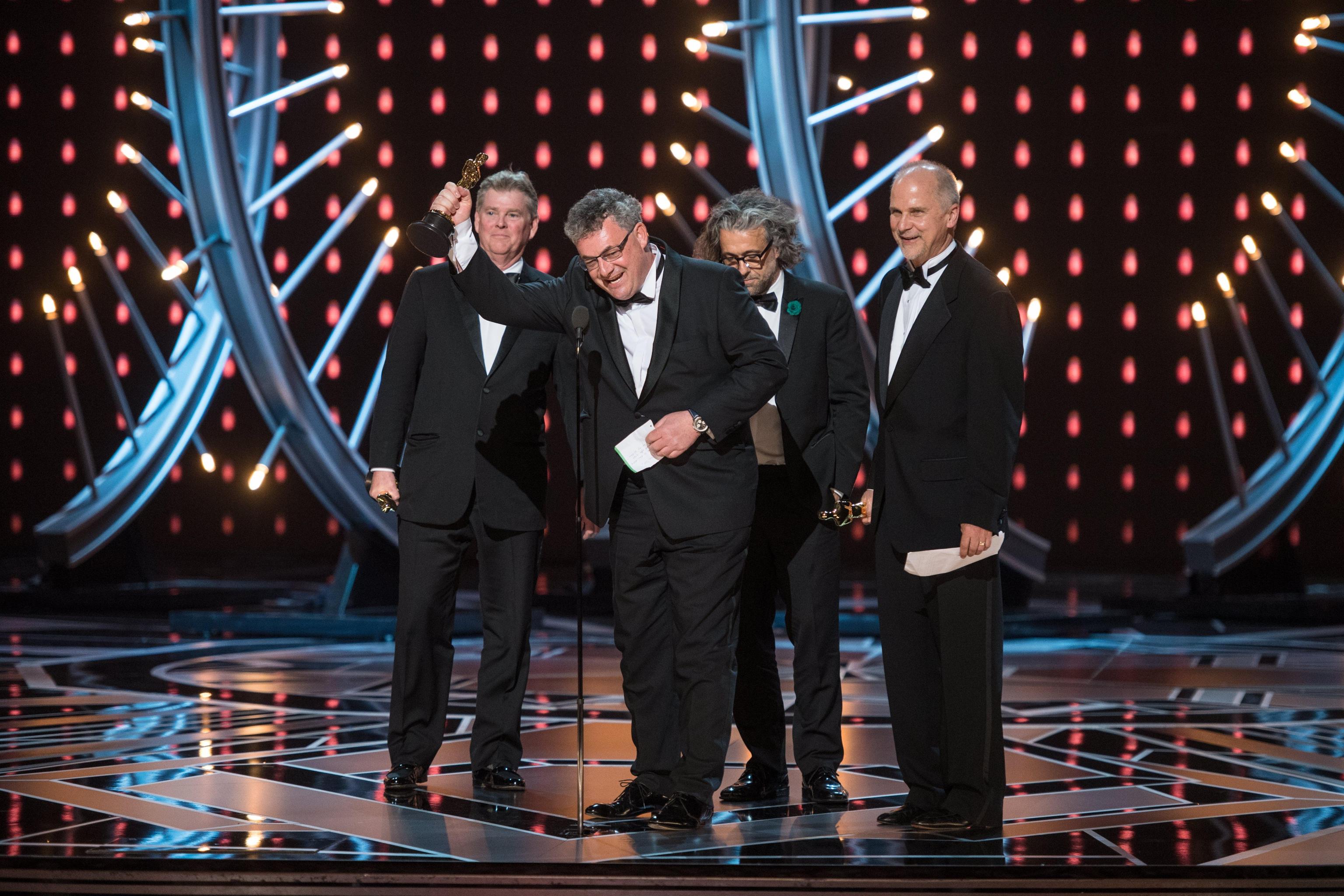 Richard R. Hoover, Gerd Nefzer, Paul Lambert e John Nelson ritirano l’Oscar per gli effetti speciali in "Blade Runner 2049", che ha vinto anche per la miglior fotografia Richard R. Hoover, Gerd Nefzer, Paul Lambert e John Nelson ritirano l’Oscar per gli effetti speciali in "Blade Runner 2049", che ha vinto anche per la miglior fotografia