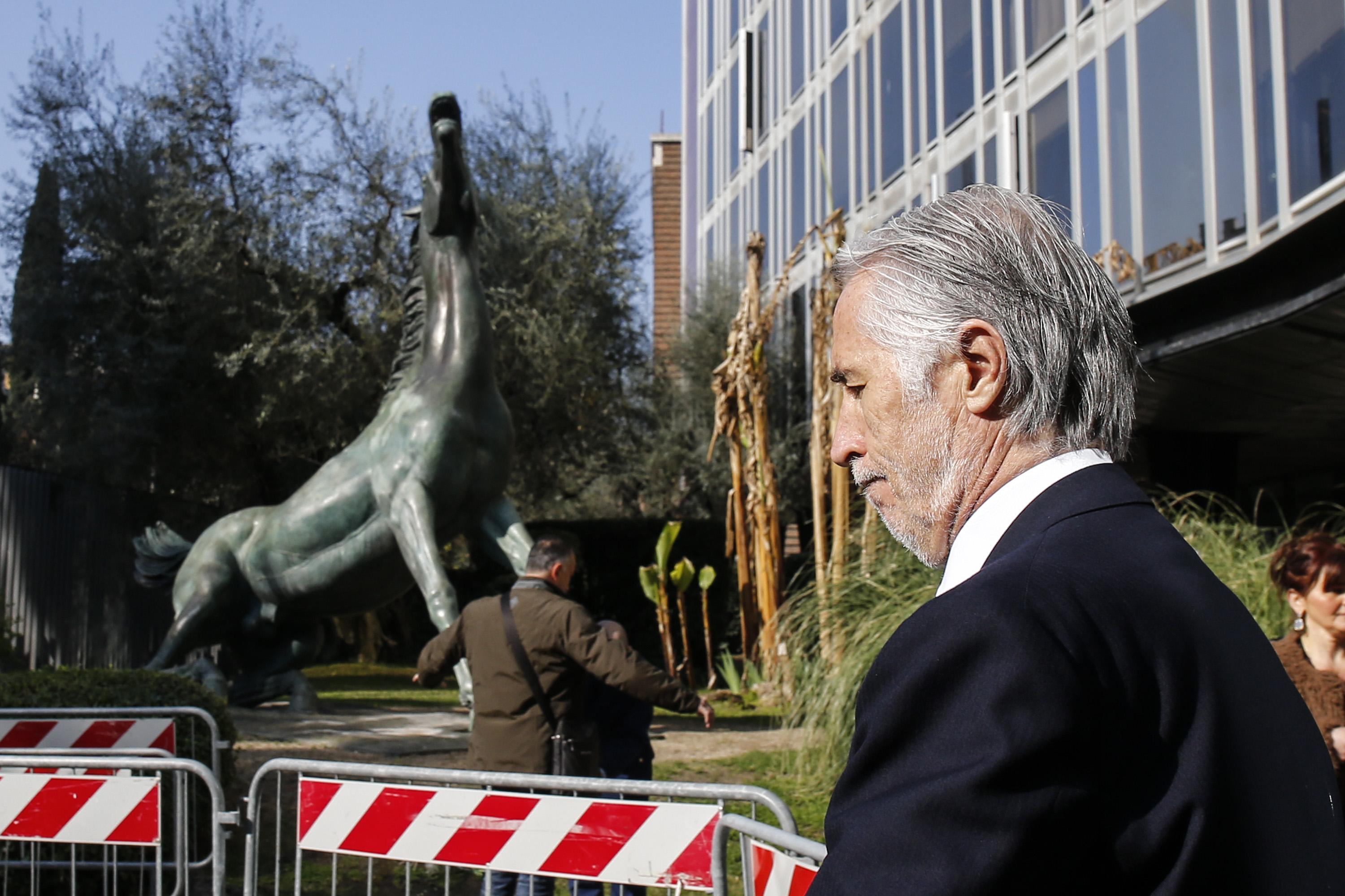 La commozione di Giovanni Malagò, presidente del Coni, all'uscita dalla camera ardente