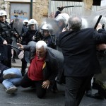 Lo scontro fra i manifestanti e la polizia