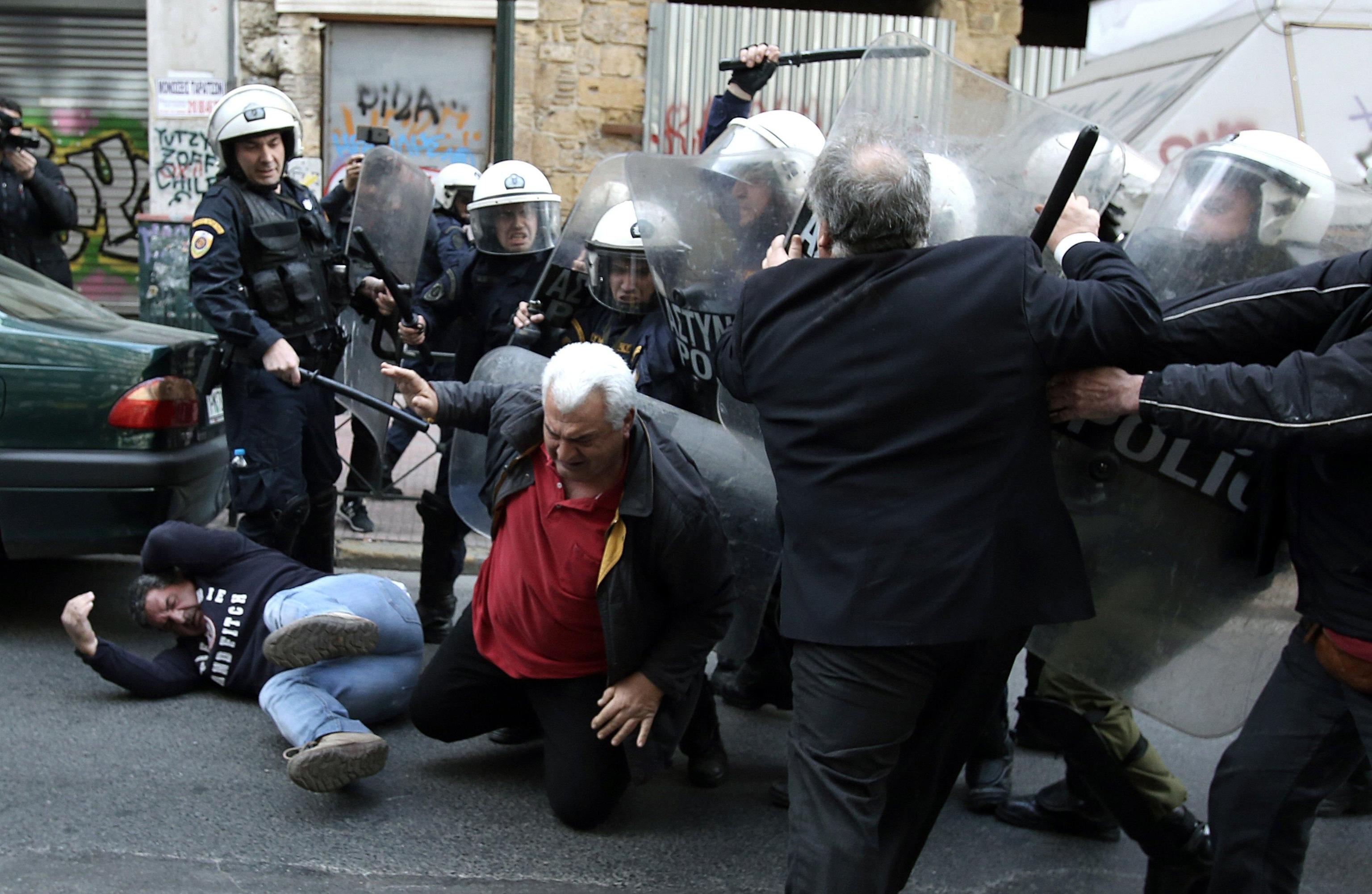Lo scontro fra i manifestanti e la polizia