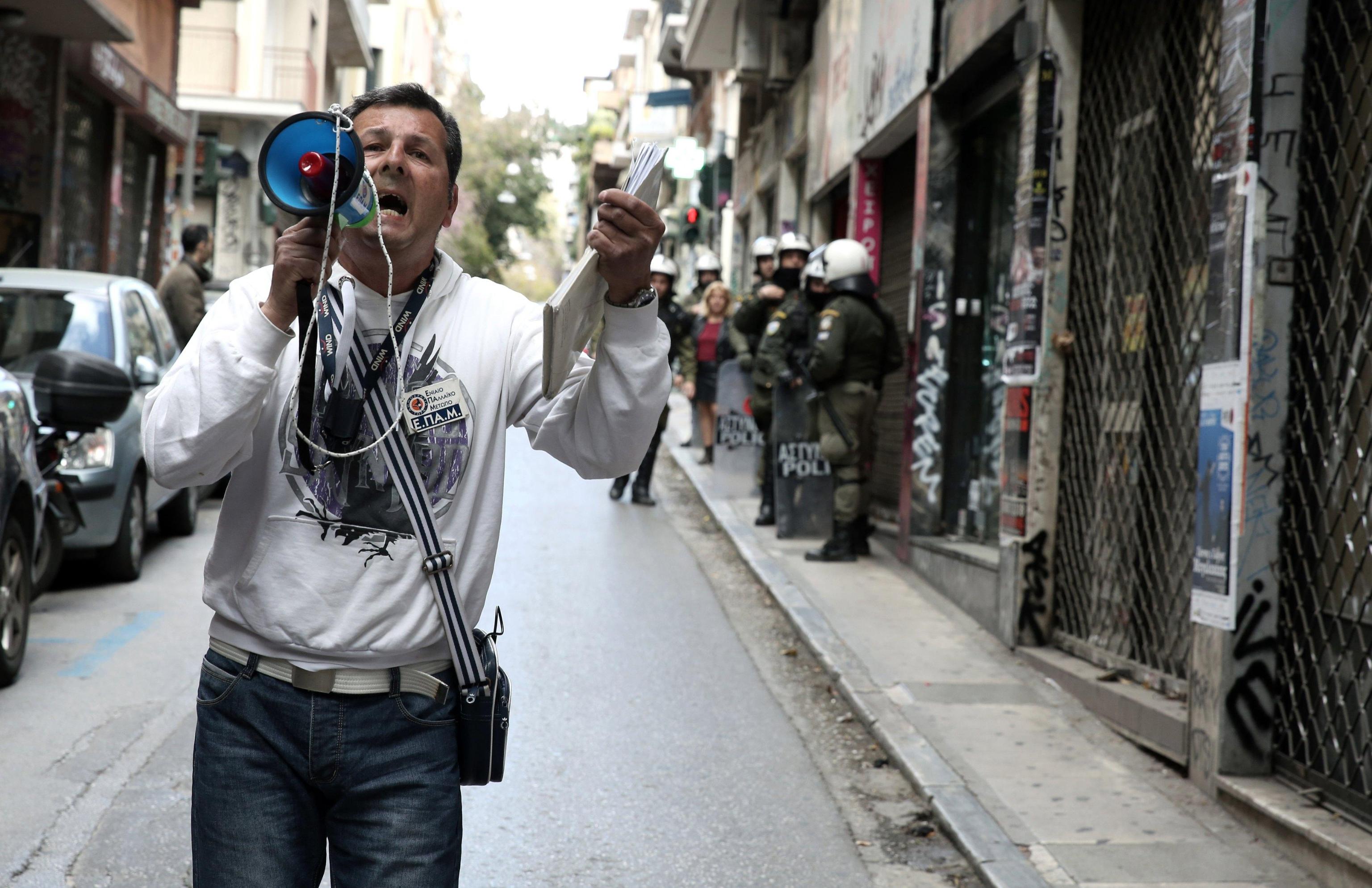 Un contestatore urla slogan contro le aste elettroniche