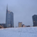 Il quartiere Porta Nuova a Milano completamente imbiancato. Sullo sfondo il grattacielo dell'Unicredit e il celebre Bosco verticale