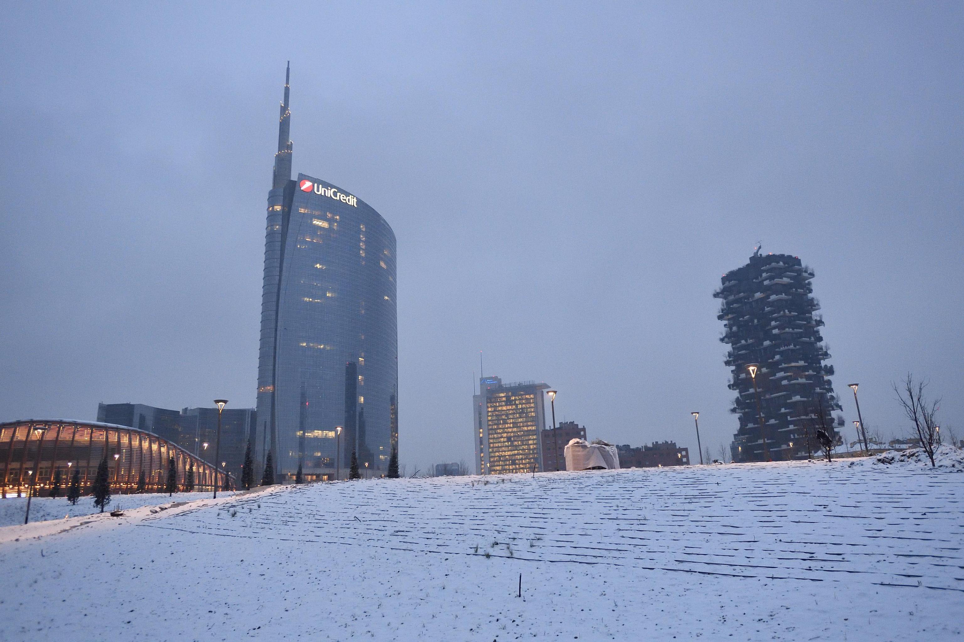 Il quartiere Porta Nuova a Milano completamente imbiancato. Sullo sfondo il grattacielo dell'Unicredit e il celebre Bosco verticale