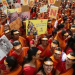 Sari arancio hanno dipinto il raduno delle donne indiane a Mumbai