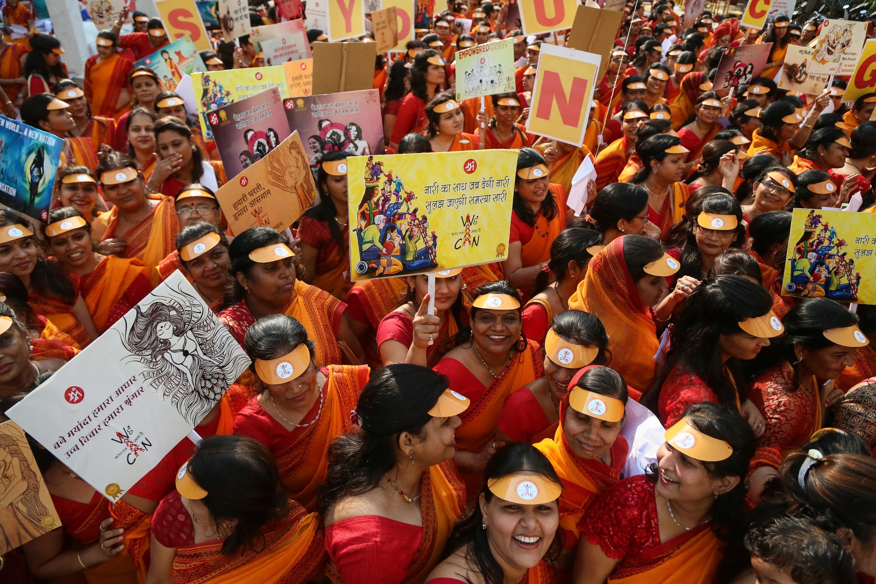 Sari arancio hanno dipinto il raduno delle donne indiane a Mumbai