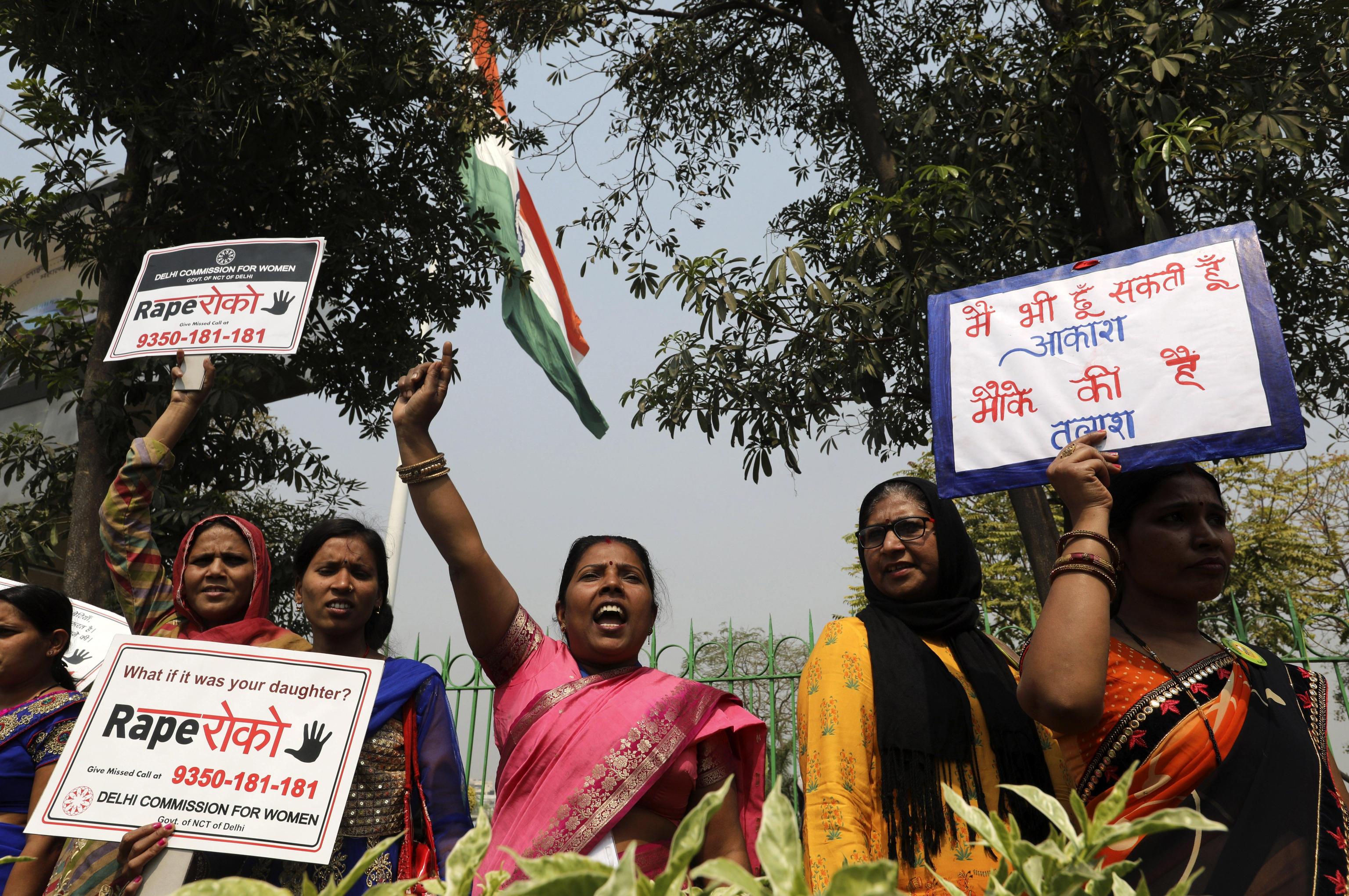 Alcune manifestanti indiane in piazza per la Giornata Internazionale della Donna