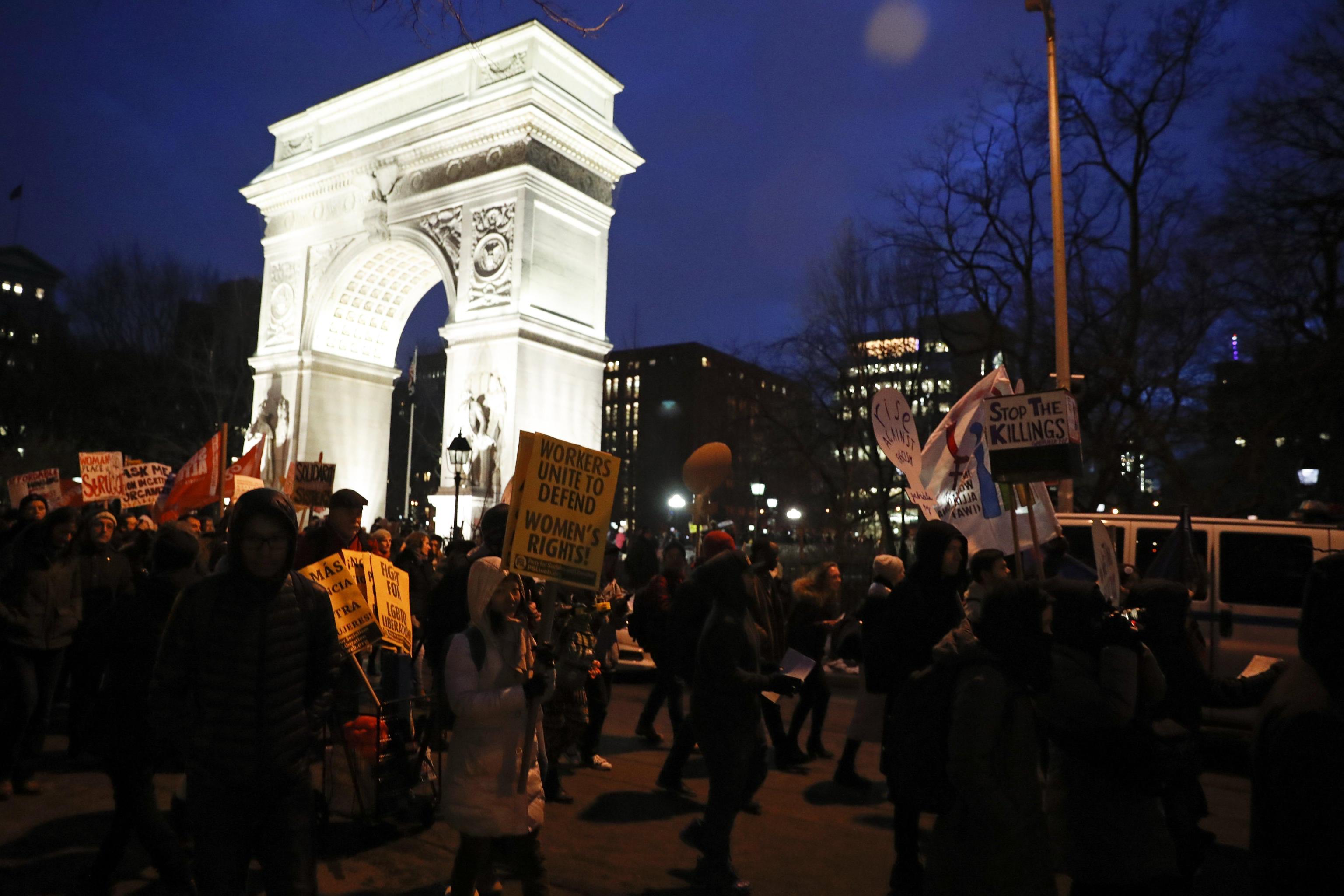 Tantissime attiviste hanno popolato la manifestazione notturna di New York