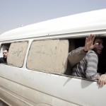 Alcuni soldati siriani siedono su un furgone dopo essere stati liberati dai combattenti ribelli nelle campagne di Damasco