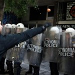 Un dimostrante urla contro i poliziotti anti-sommossa