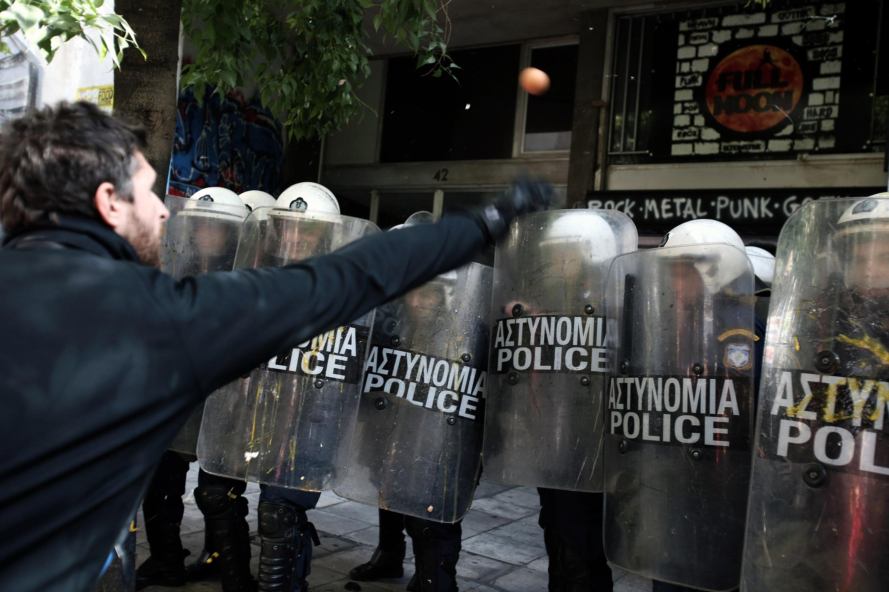 Un dimostrante urla contro i poliziotti anti-sommossa
