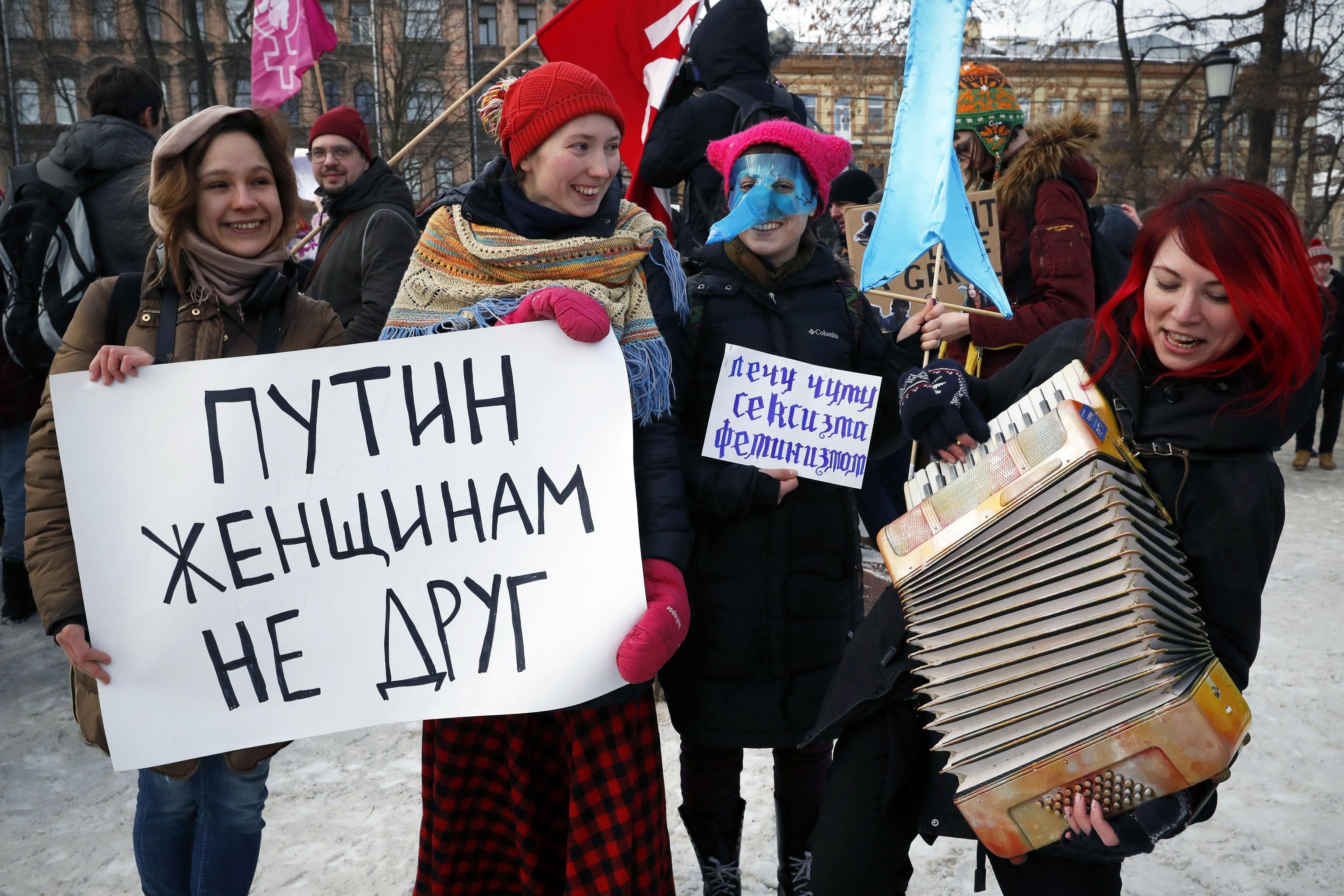 Proteste anche a San Pietroburgo. Negli ultimi anni il tema dei diritti civili e ruolo della donna è diventato di tragica attualità fin dalle rivolte delle Pussy Riot