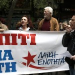 I dimostranti con striscioni e megafoni urlano contro la vendite all'asta delle proprietà
