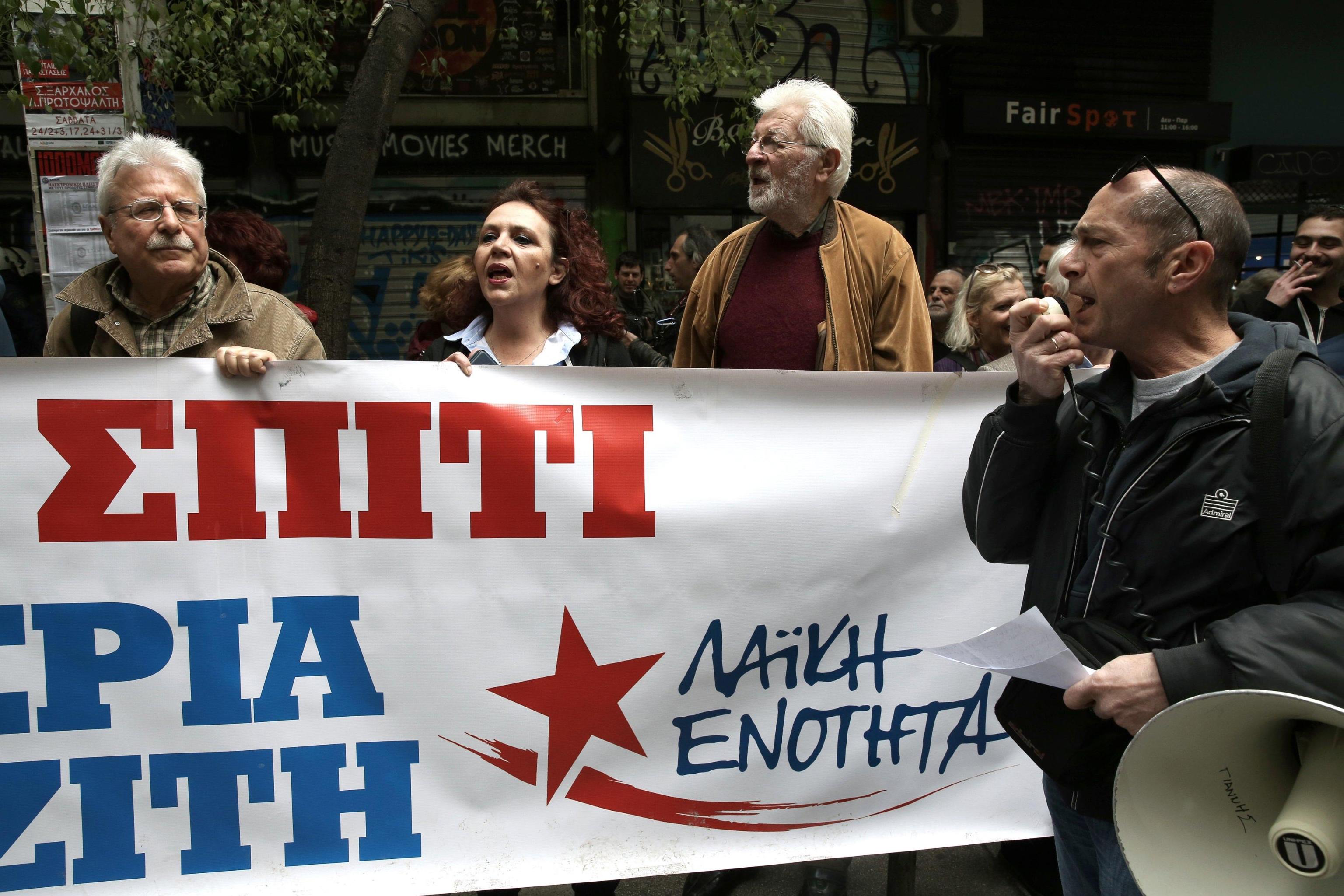 I dimostranti con striscioni e megafoni urlano contro la vendite all'asta delle proprietà