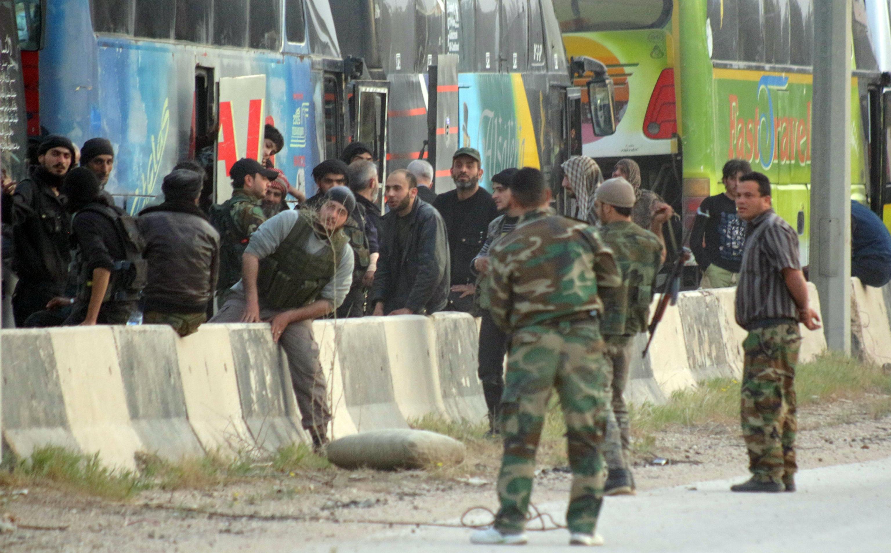 Secondo i media gli autobus sono 27 e ospitano 413 combattenti insieme alle loro famiglie