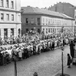 La folla attende il passaggio del cosmonauta in un città sovietica