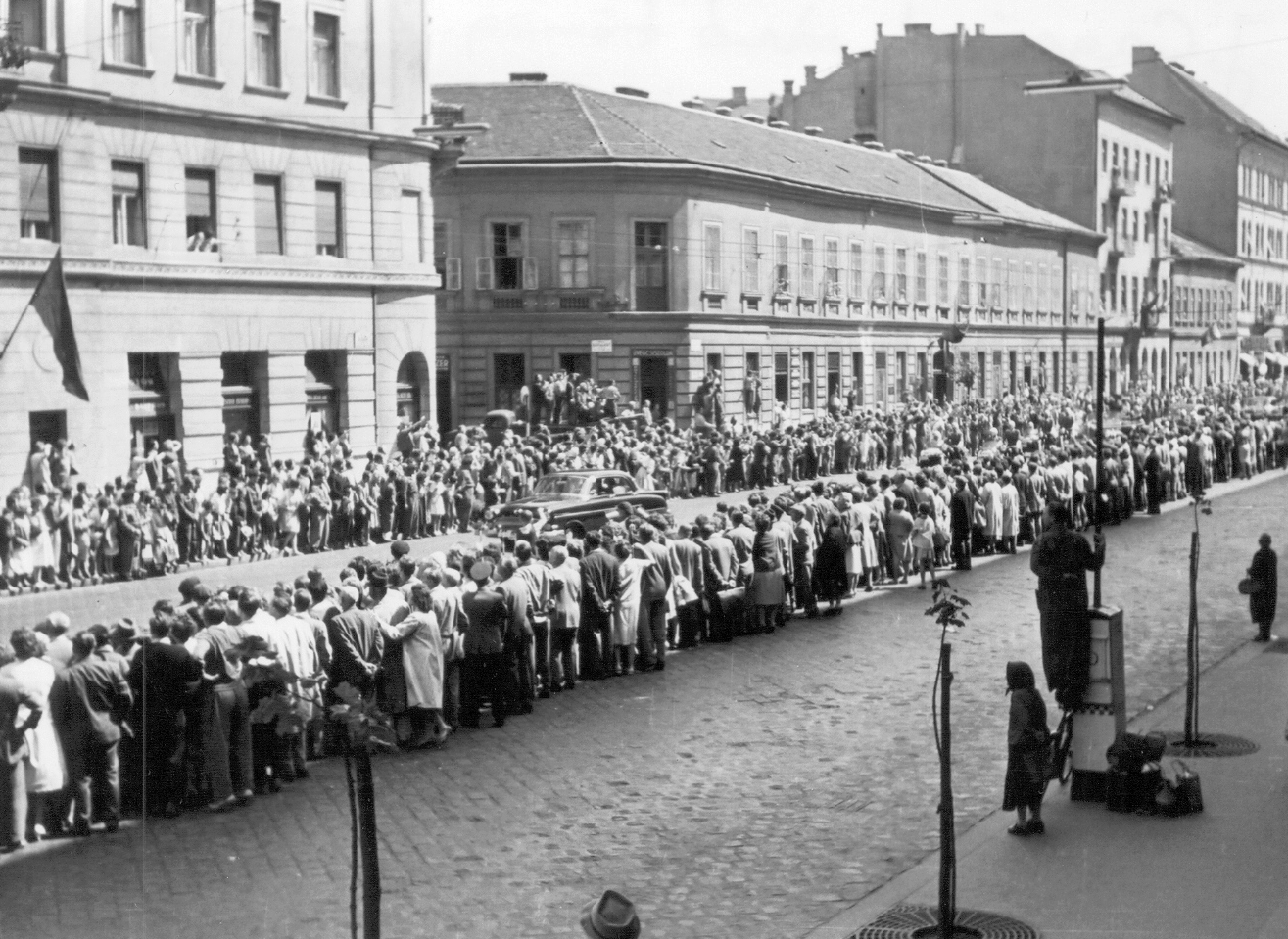 La folla attende il passaggio del cosmonauta in un città sovietica