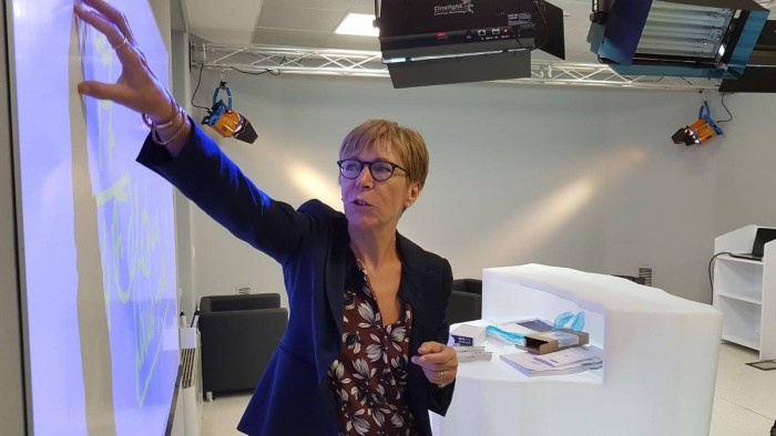 Milena Gabanelli, ospite del Master in Giornalismo della Lumsa, prova il videowall del nuovo studio televisivo