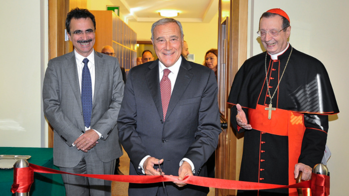Il Presidente pro-tempore del Senato Pietro Grasso all'inaugurazione dei nuovi locali del Master in Giornalismo. A destra il Presidente del Cda della Lumsa, Cardinale Giovanni Lajolo. A sinistra il Rettore Francesco Bonini