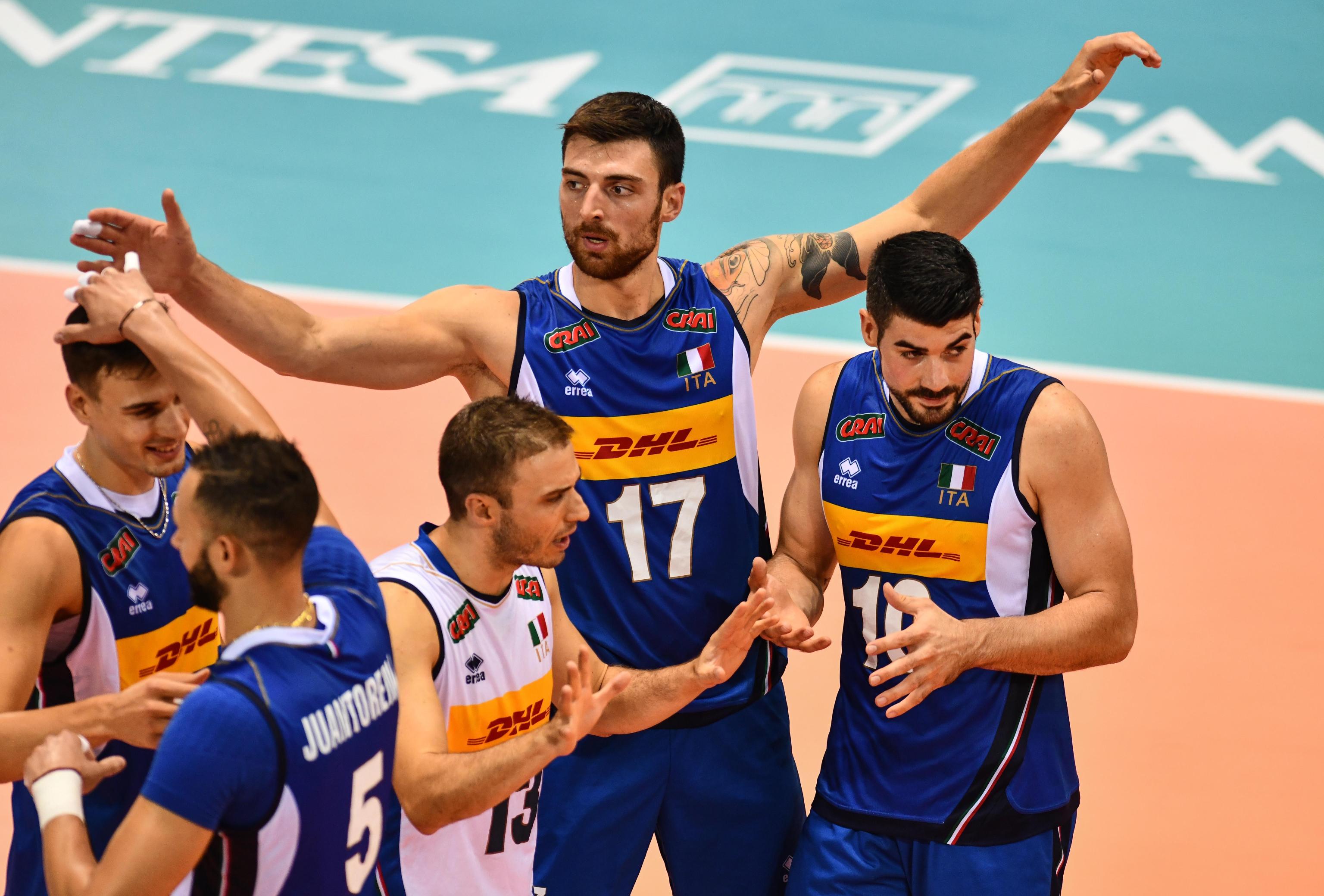 I festeggiamenti degli azzurri, al centro Simone Anzani