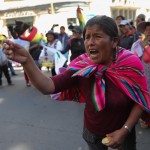 Una donna grida cori di protesta verso la polizia