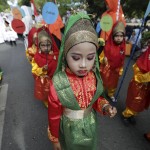Studentesse acehnesi attendono alla parata del Capodanno islamico a Banda Aceh, in Indonesia, indossando costumi tradizionali.