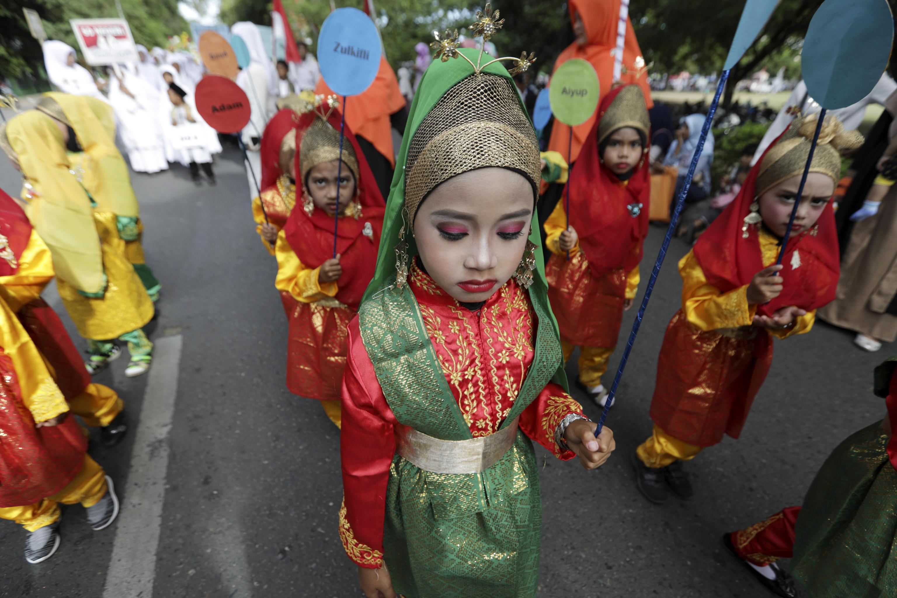 Studentesse acehnesi attendono alla parata del Capodanno islamico a Banda Aceh, in Indonesia, indossando costumi tradizionali.