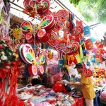 Iniziano le compere per il Festival di metà autunno ad Hanoi, in Vietnam. Le persone acquistano decorazioni per l'evento, che si svolgerà il 24 settembre.