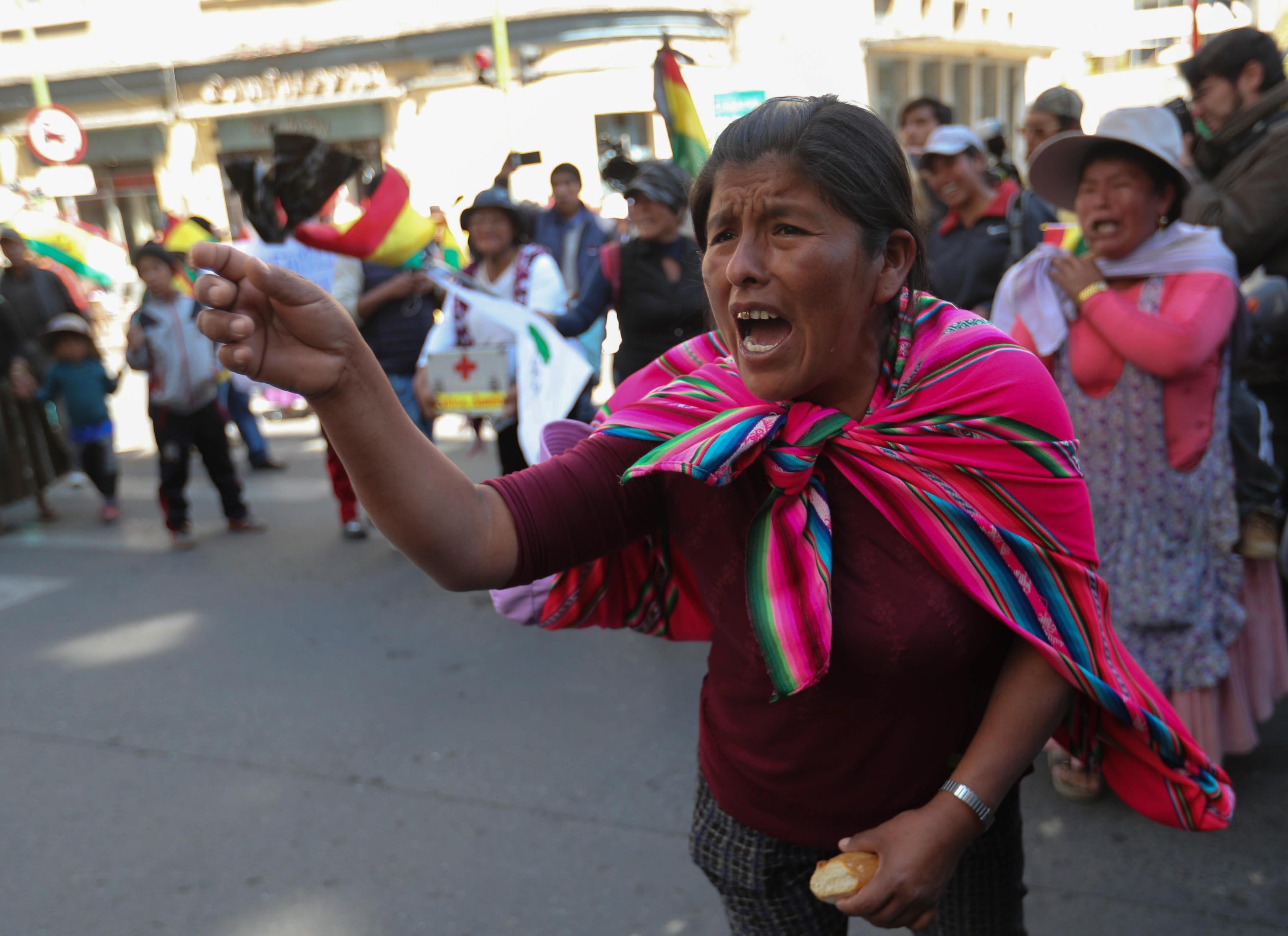 Una donna grida cori di protesta verso la polizia