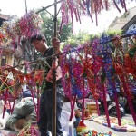 Una parte notevole della celebrazione della vacanza è il trasporto di lanterne luminose su torri o lanterne galleggianti. Un'altra tradizione che riguarda le lanterne è quella di scrivere enigmi su di loro e fare in modo che altre persone provino a indovinare le risposte.