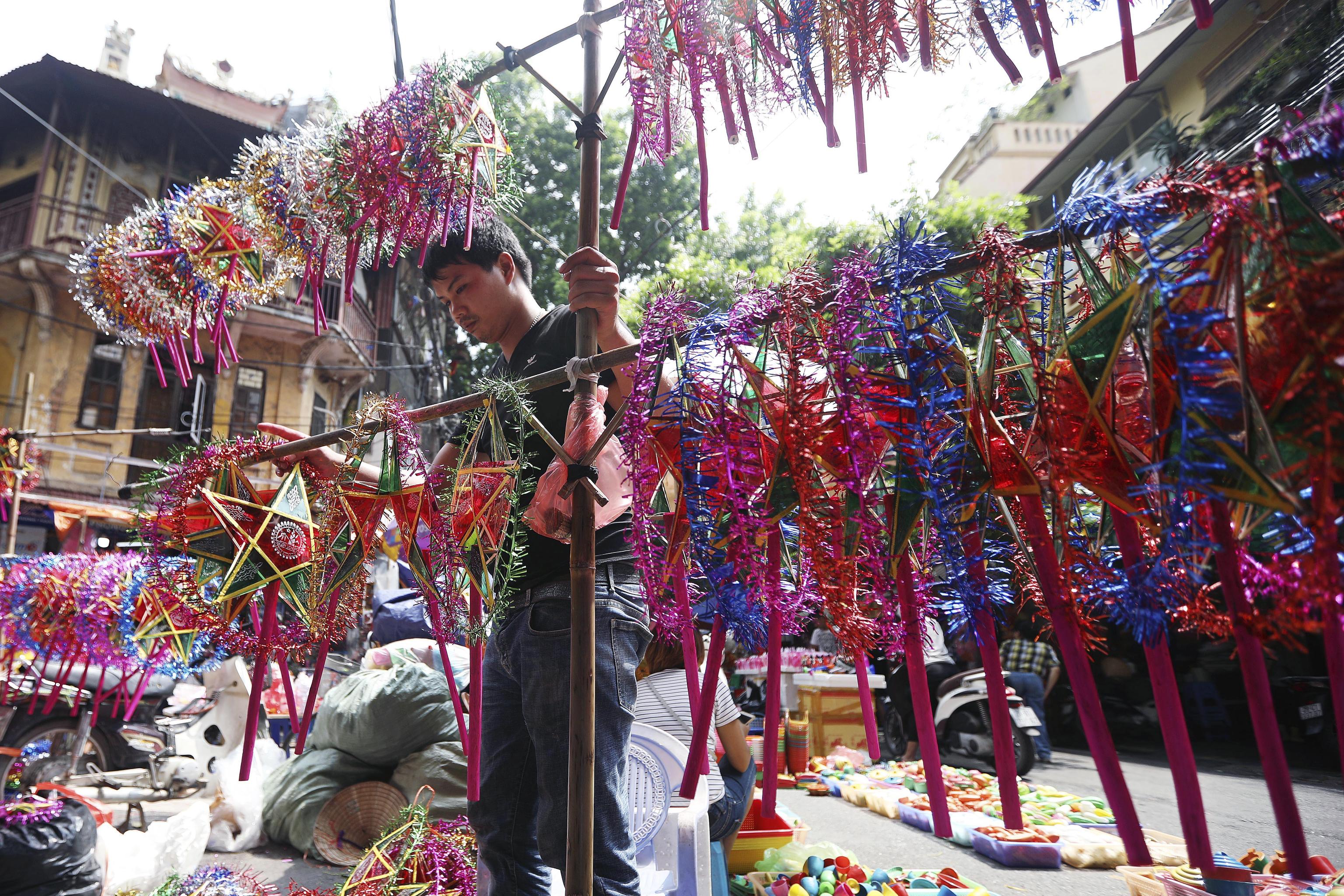 Una parte notevole della celebrazione della vacanza è il trasporto di lanterne luminose su torri o lanterne galleggianti. Un'altra tradizione che riguarda le lanterne è quella di scrivere enigmi su di loro e fare in modo che altre persone provino a indovinare le risposte.