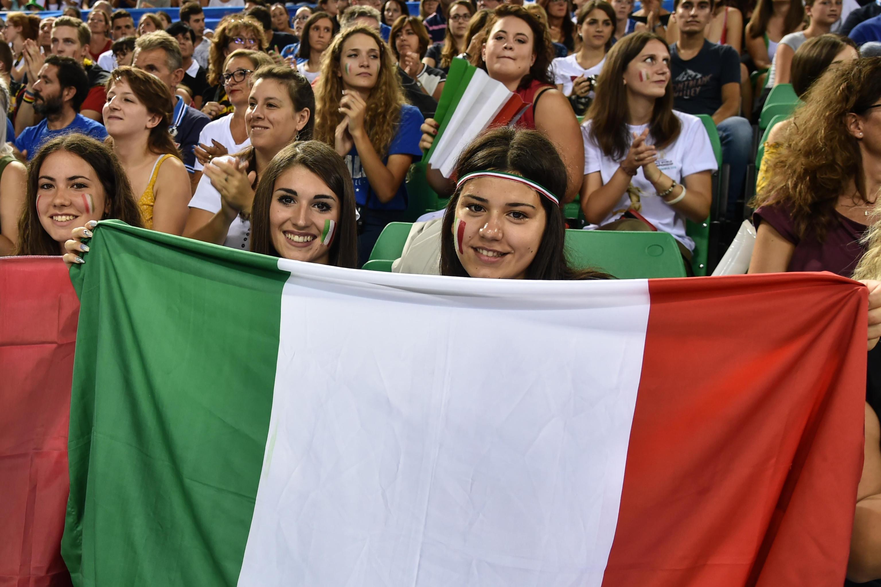 Alcune tifose all'interno del Mandela Forum