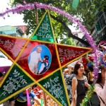 Due ragazze passeggiano vicino a un negozio di lanterne. Nome ufficiale 中秋節 il Mid-Autumn Festiaval è chiamato anche Mooncake Festival.