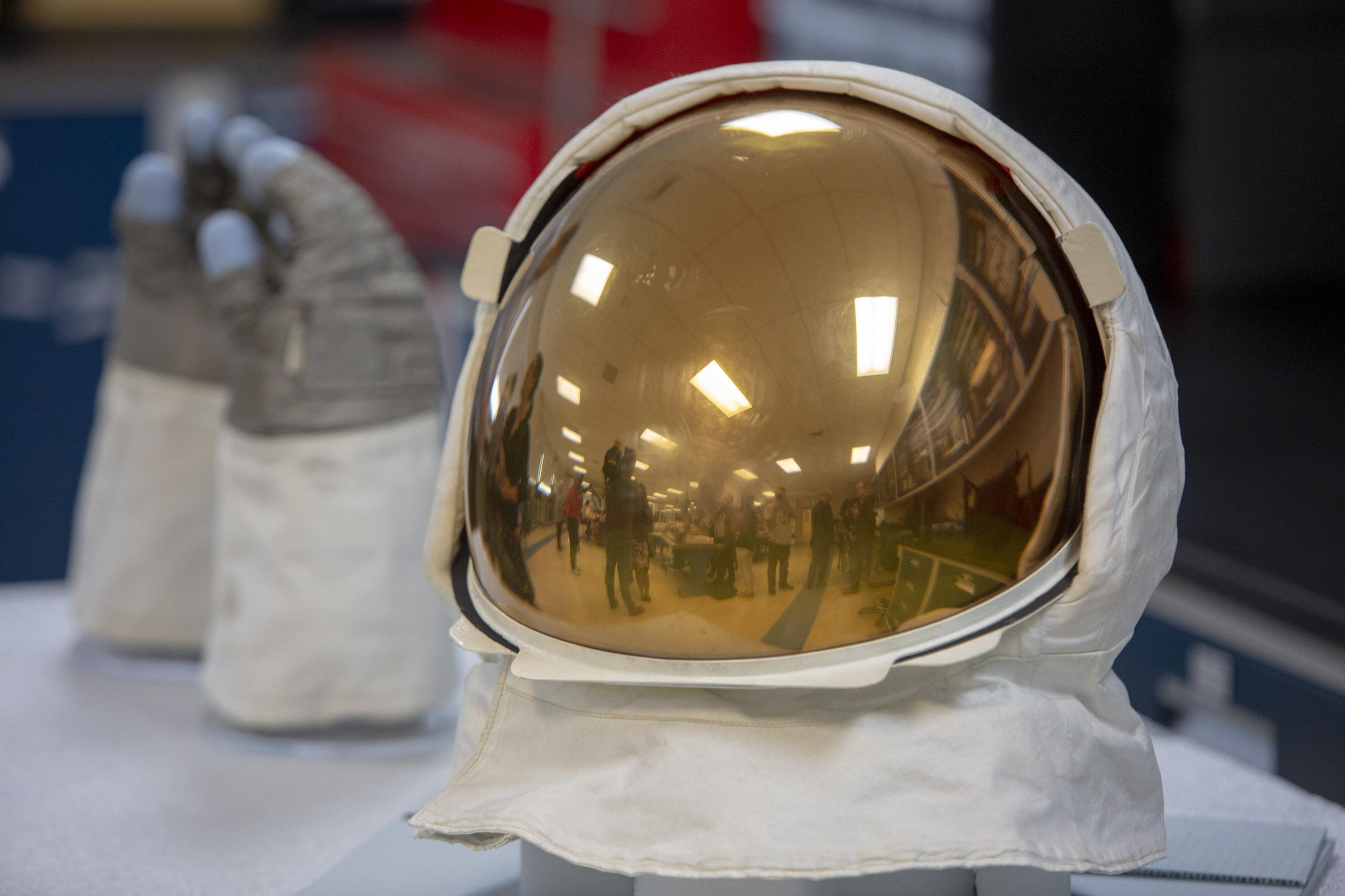 Il casco indossato da Armstrong quando, il 20 luglio del 1969, toccò il suolo lunare.