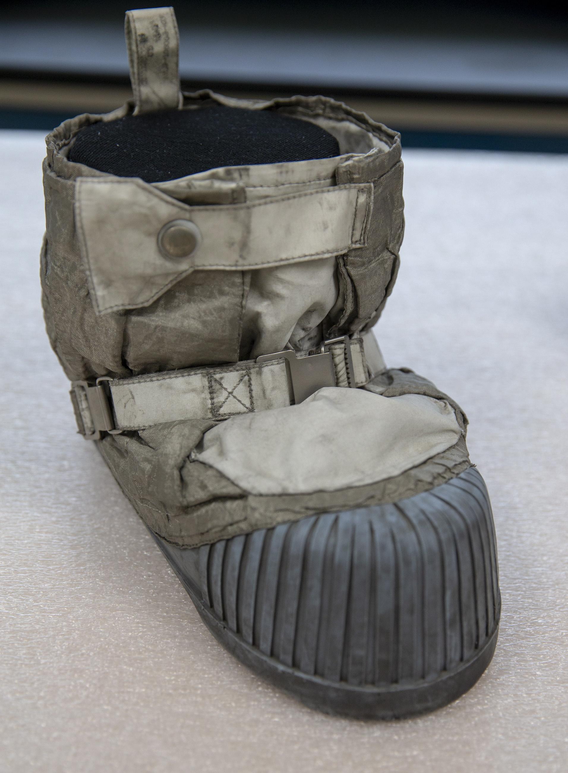 Lo stivale con cui Armstrong scese sulla Luna e disse la celebre frase: "Un piccolo passo per l'uomo, un grande passo per l'umanità".