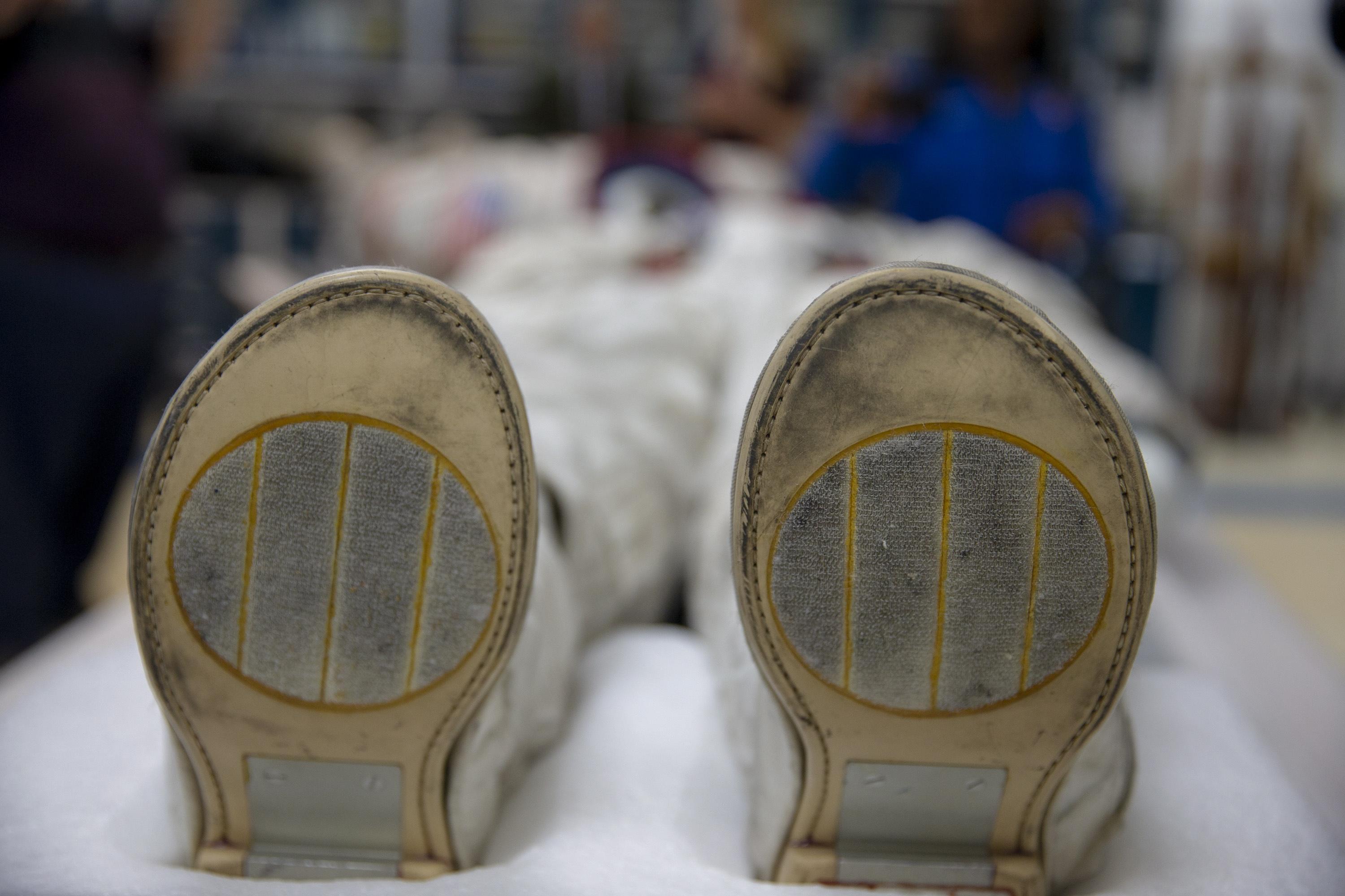 Le suole della tuta originale di Neil Armstrong.