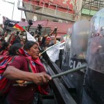 Manifestanti tentano di respingere le cariche della polizia boliviana