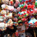 Le coloratissime lanterne pronte per il Mid-Autumn Festival. A causa dell'influenza culturale della Cina antica, il Mid-Autumn Festival si è diffuso in altre parti dell'est, sud-est e sud asiatico. Tuttavia, il modo in cui diversi paesi lo celebrano varia.