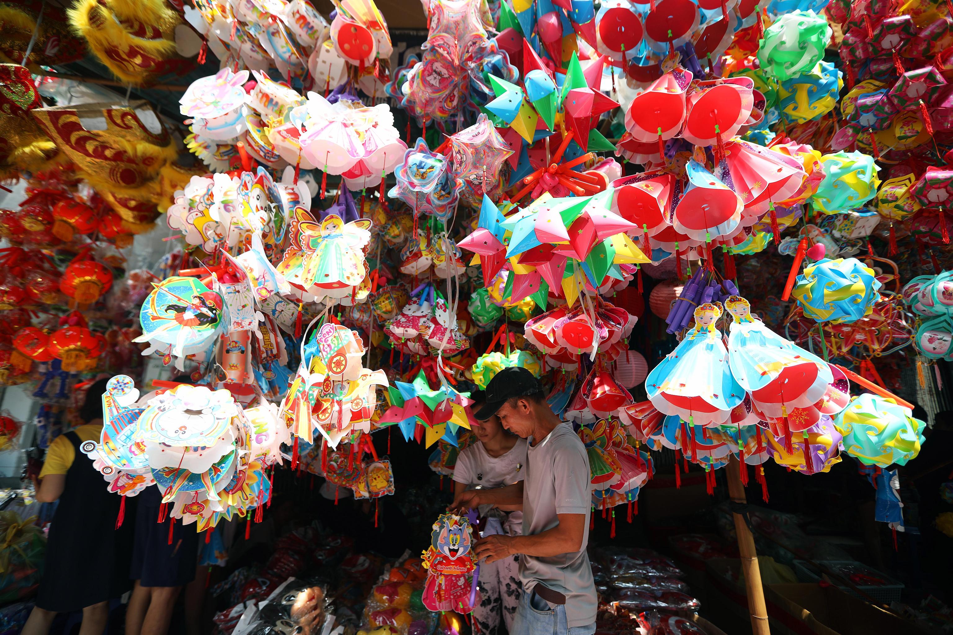 Le coloratissime lanterne pronte per il Mid-Autumn Festival. A causa dell'influenza culturale della Cina antica, il Mid-Autumn Festival si è diffuso in altre parti dell'est, sud-est e sud asiatico. Tuttavia, il modo in cui diversi paesi lo celebrano varia.